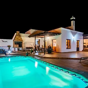 Eslanzarote Acoruma House, Super Wifi, Heated Pool Villa